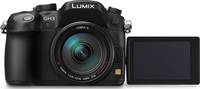 Panasonic Lumix DMC-GH3 in schwarz mit Klappdisplay von vorne Panasonic Lumix DMC-GH3 in schwarz mit Klappdisplay von vorne