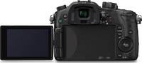 Panasonic Lumix DMC-GH4 in schwarz mit Klappdisplay von hinten