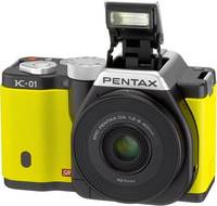 Pentax K-01 in gelb mit DA 40mm und Blitz von vorne links Pentax K-01 in gelb mit DA 40mm und Blitz von vorne links