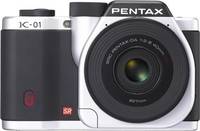 Pentax K-01 in silber mit DA 40mm von vorne Pentax K-01 in silber mit DA 40mm von vorne