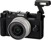 Pentax Q in schwarz mit 85mm und Blitz von vorne links