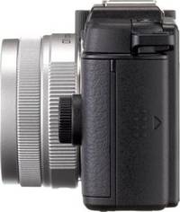 Pentax Q in schwarz mit 85mm von links