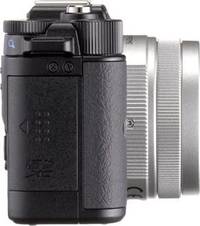 Pentax Q in schwarz mit 85mm von rechts