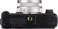 Pentax Q in schwarz mit 85mm von unten
