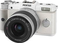 Pentax Q in weiß mit 5-15mm von vorne links
