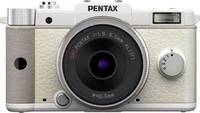 Pentax Q in weiß mit 85mm von vorne