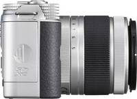 Pentax Q10 in silber mit 5-15mm von rechts