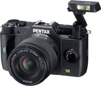 Pentax Q7 in schwarz mit 5-15mm und Blitz von vorne links Pentax Q7 in schwarz mit 5-15mm und Blitz von vorne links