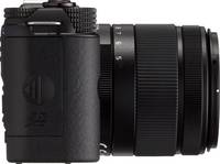 Pentax Q7 in schwarz mit 5-15mm von rechts Pentax Q7 in schwarz mit 5-15mm von rechts