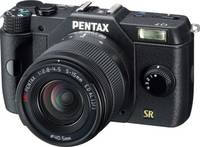 Pentax Q7 in schwarz mit 5-15mm von vorne links Pentax Q7 in schwarz mit 5-15mm von vorne links
