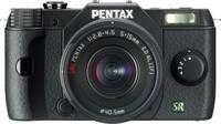 Pentax Q7 in schwarz mit 5-15mm von vorne Pentax Q7 in schwarz mit 5-15mm von vorne
