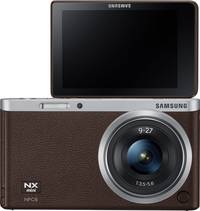 Samsung NX mini in braun mit 9-27 mm und Klappdisplay von vorne