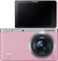 Samsung NX mini in pink mit 9-27 mm und Klappdisplay von vorne