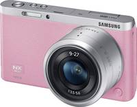 Samsung NX mini in pink mit 9-27 mm von vorne links