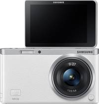 Samsung NX mini in weiß mit 9-27 mm und Klappdisplay von vorne