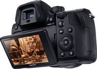 Samsung NX1 in schwarz mit Klappdisplay von hinten rechts