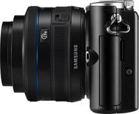 Samsung NX100 in schwarz mit 20-50 mm von links Samsung NX100 in schwarz mit 20-50 mm von links