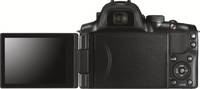 Samsung NX20 in schwarz mit 18-55 mm und Klappdisplay von hinten