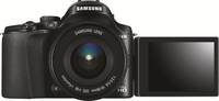 Samsung NX20 in schwarz mit 18-55 mm und Klappdisplay von vorne