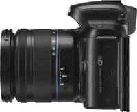 Samsung NX20 in schwarz mit 18-55 mm von links