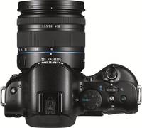 Samsung NX20 in schwarz mit 18-55 mm von oben