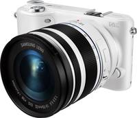 Samsung NX2000 in weiß mit 18-55 mm von vorne links Samsung NX2000 in weiß mit 18-55 mm von vorne links