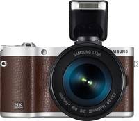 Samsung NX300 in braun mit 18-55 mm und SEF8A Blitz von vorne Samsung NX300 in braun mit 18-55 mm und SEF8A Blitz von vorne