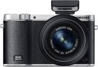 Samsung NX3000 in schwarz mit 20-50 mm und Blitz von vorne