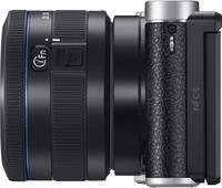 Samsung NX3000 in schwarz mit 20-50 mm von links