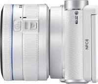 Samsung NX3000 in weiß mit 20-50 mm von links