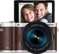 Samsung NX300M in braun mit 18-55 mm und Klappdisplay von vorne