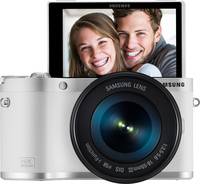 Samsung NX300M in weiß mit 18-55 mm und Klappdisplay von vorne