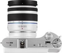 Samsung NX300M in weiß mit 18-55 mm von oben