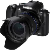 Samsung NX5 in schwarz mit 18-55 mm von vorne links