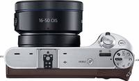 Samsung NX500 in braun mit 16-50 mm von oben Samsung NX500 in braun mit 16-50 mm von oben