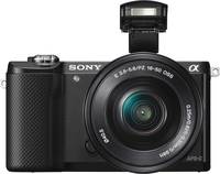 Sony Alpha 5000 in schwarz mit SEL P1650 und Blitz von vorne