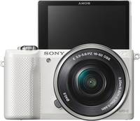 Sony Alpha 5000 in weiß mit SEL P1650 und Klappdisplay von vorne