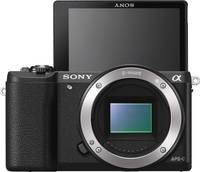 Sony Alpha 5100 in schwarz mit Klappdisplay von vorne