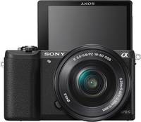 Sony Alpha 5100 in schwarz mit SEL P 16-50 und Klappdisplay von vorne