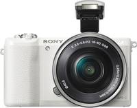 Sony Alpha 5100 in weiß mit SEL P 16-50 und Blitz von vorne