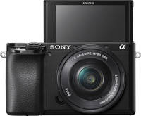 Sony Alpha 6100 in schwarz mit SELP1650 und Klappdisplay von vorne