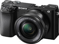 Sony Alpha 6100 in schwarz mit SELP1650 von vorne links