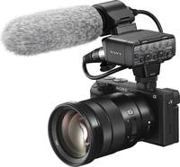 Sony Alpha 6400 in schwarz mit SEL 18-105 mm G und XLR K2M von vorne links