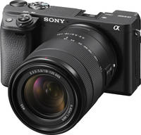 Sony Alpha 6400 in schwarz mit SEL 18-135 mm von vorne links