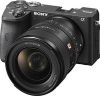 Sony Alpha 6600 in schwarz mit FE24F14GM von vorne links Sony Alpha 6600 in schwarz mit FE24F14GM von vorne links