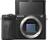 Sony Alpha 6600 in schwarz mit Klappdisplay von vorne Sony Alpha 6600 in schwarz mit Klappdisplay von vorne