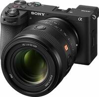 Sony Alpha 6700 in schwarz mit FE50F14GM von schräg vorne links
