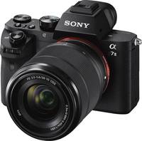 Sony Alpha 7 II in schwarz mit SEL 2870 von vorne links Sony Alpha 7 II in schwarz mit SEL 2870 von vorne links