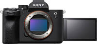 Sony Alpha 7 IV in schwarz mit Schwenkdisplay von vorne