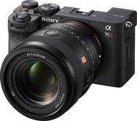 Sony Alpha 7CR in schwarz mit SEL50F14GM von schräg vorne links